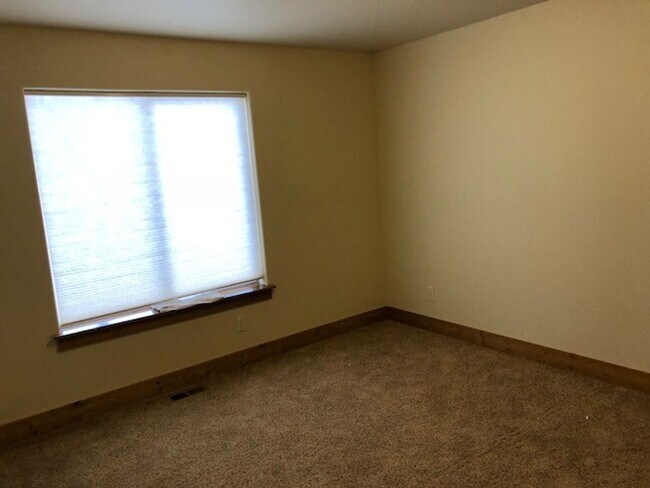 Building Photo - Comfortable Living in the Heart of Valley ...