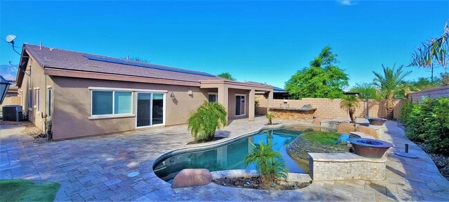 Building Photo - Hidden gem in prestigious community of Palm Desert - Convineant to access from everywhere.