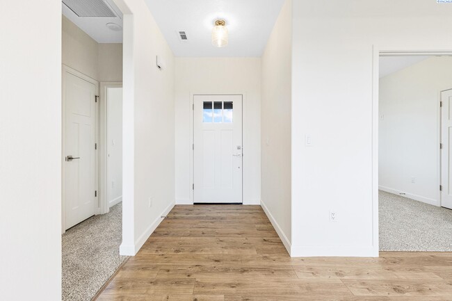 Building Photo - Beautiful brand new rental