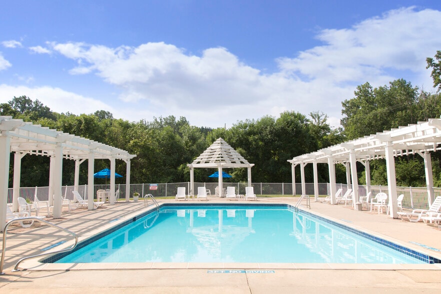 Beachwood Townhomes 38001 Clubhouse Ln Harrison Township MI 48045 Apartment Finder