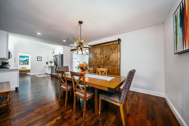 Building Photo - 1605 SE P St