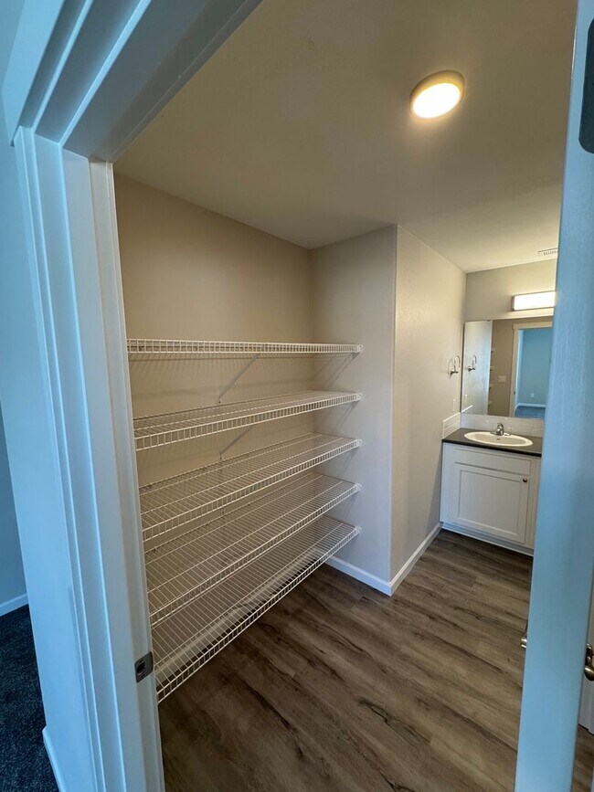 Building Photo - Brand New 3 Bed / 2.5 Bath Duplex! $250 Am...