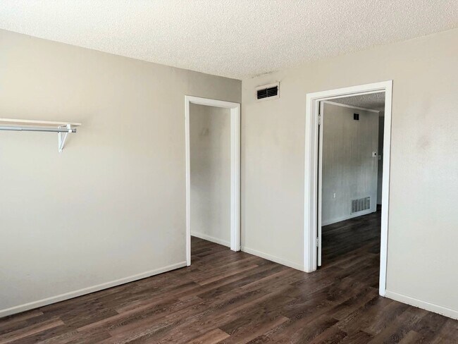 Building Photo - Adorable, Unique, and Roomy 3/2 Close to Tech! Move in Special Half off First Month!
