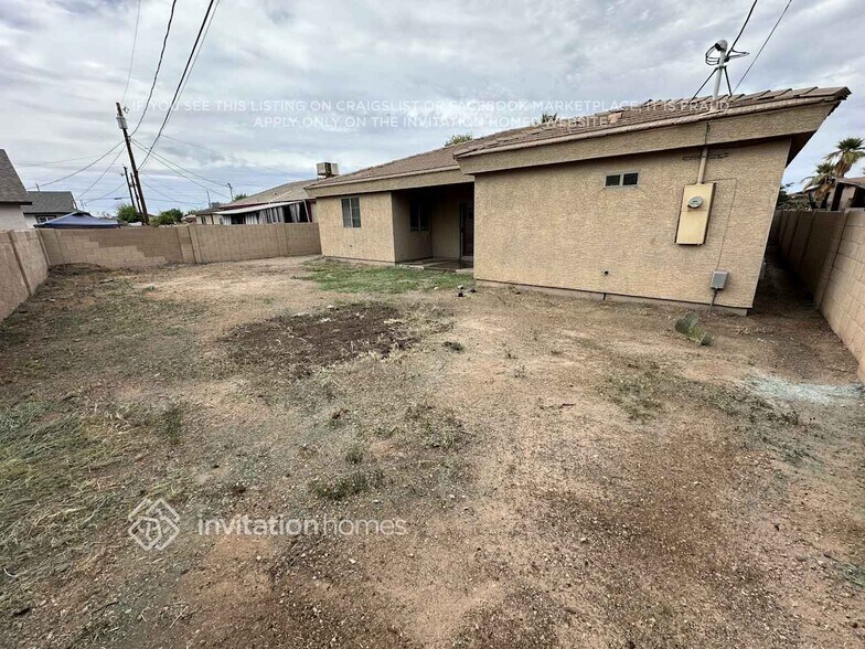 Building Photo - 1645 E Illini St