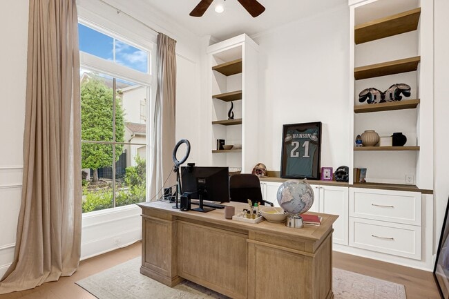 Building Photo - 2706 Tudor Manor