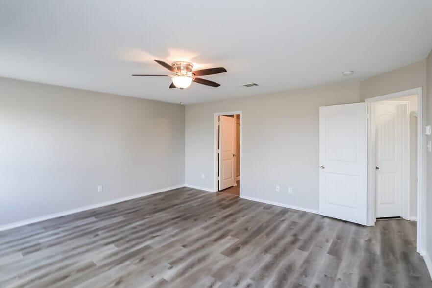 Building Photo - 1420 N Houston St