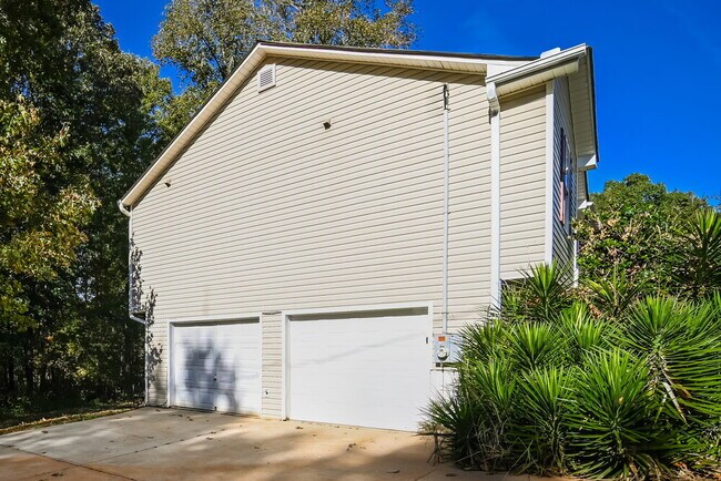 Building Photo - 40 Hunters Ridge Ct