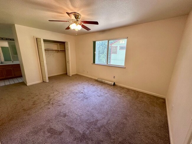 Building Photo - Adorable 3 Bedroom 2 Bathroom Home Just Minutes to Downtown Grass Valley