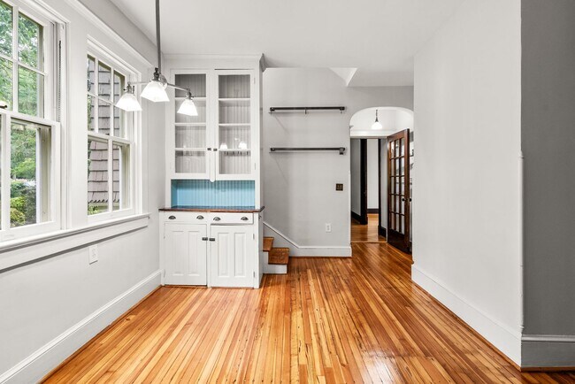 Building Photo - 4 Bed 3.5 bath - Kensington Victorian - Mo...