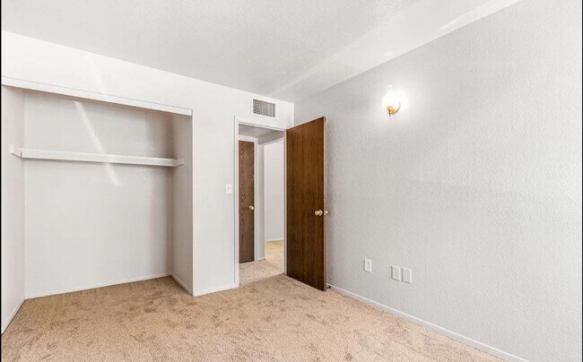 Building Photo - Cute, clean 2 bed / 1 bath in Northeast Pa...