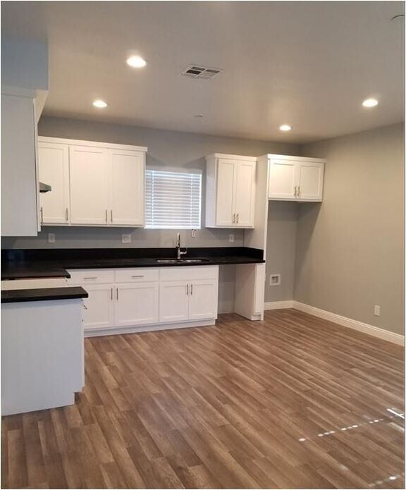 Building Photo - 718 W 85th St