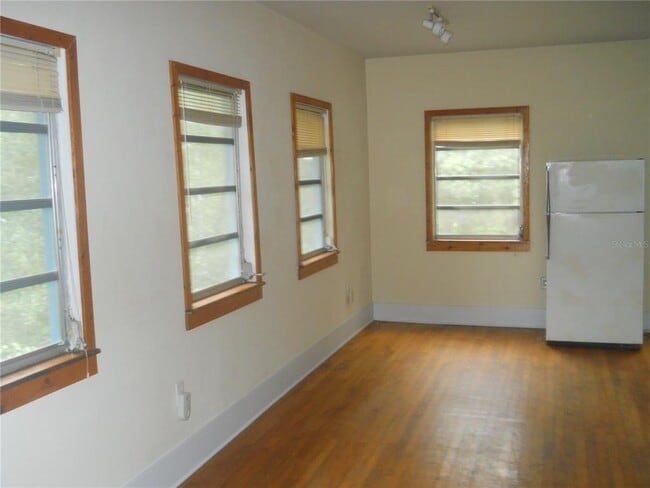 Building Photo - 220 SE 8th St