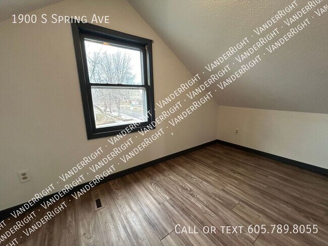 Building Photo - Spacious 4 Bedroom House With Huge Garage!