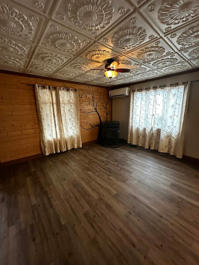 Building Photo - 240 E Main St