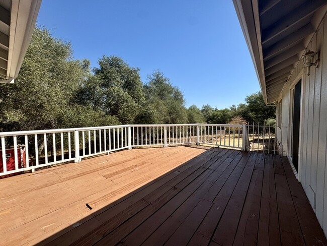 Building Photo - Quiet 3/2 with bonus room in El Dorado Hil...