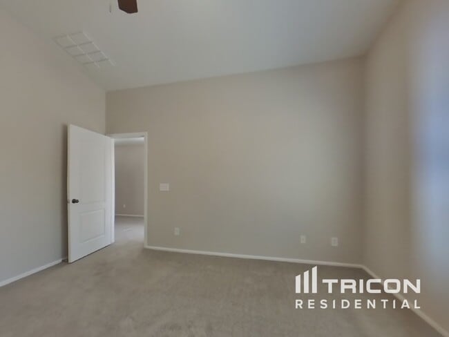 Building Photo - 40059 W Thornberry Ln