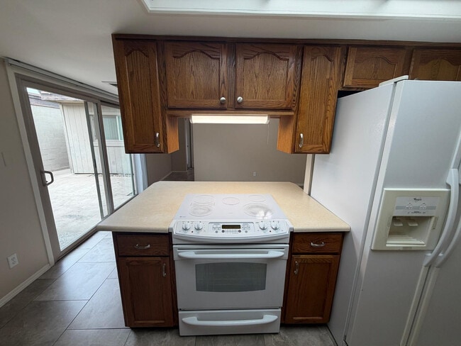 Building Photo - 1609 E Ellis Dr