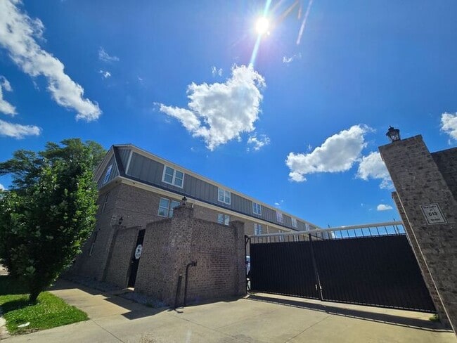 Building Photo - Live Steps from the Highland Strip — Share...