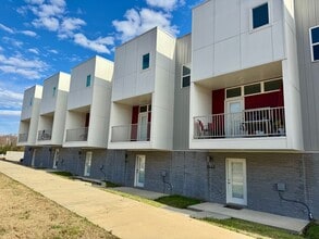 Building Photo - 1636 S Razorback Rd