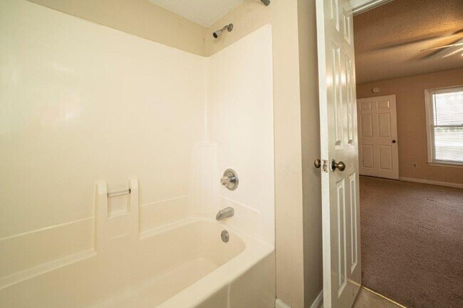 Building Photo - Campus Courtyard at Glenn #12