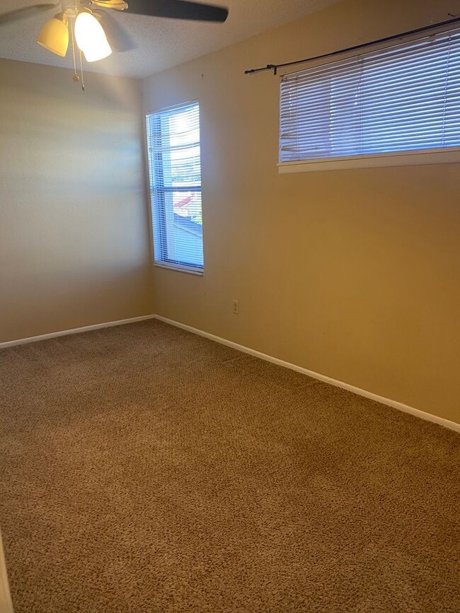 Building Photo - 2 bedroom + loft, 2 bathroom townhome near UCF