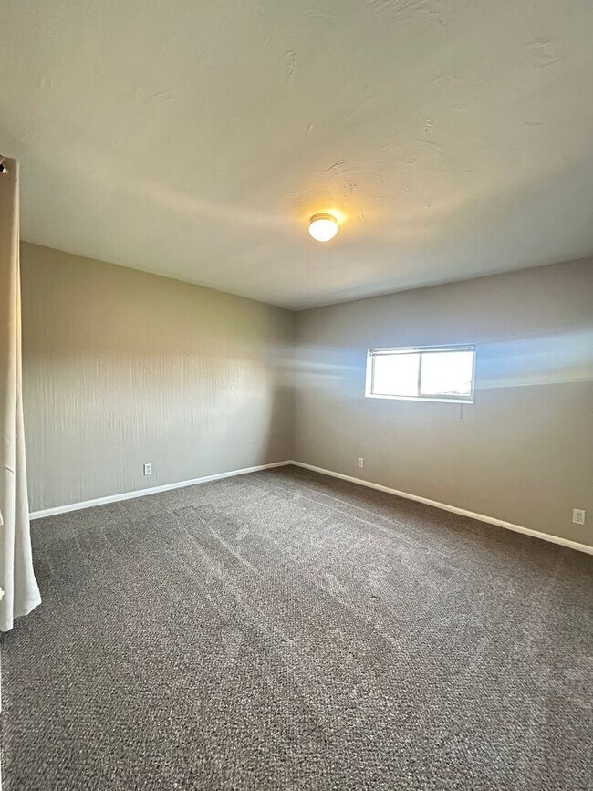 Building Photo - PL001-1504/ 1506 NW Vine St-Zachary