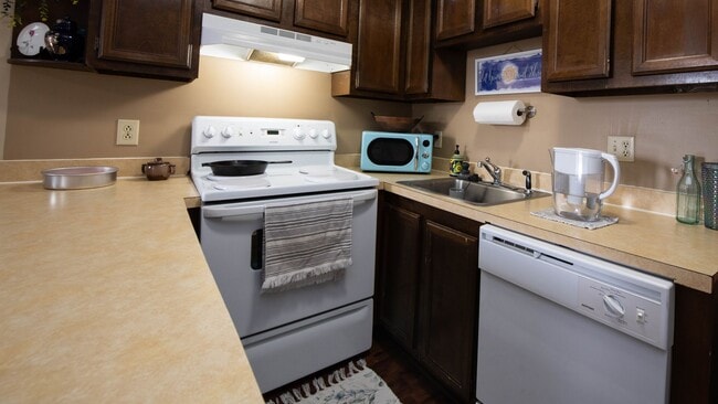 Building Photo - Hardy Manor Apartment Homes