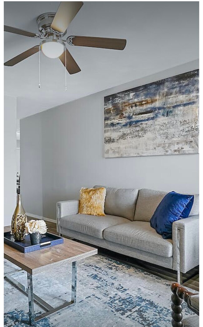 Building Photo - 2302 Royal Dr