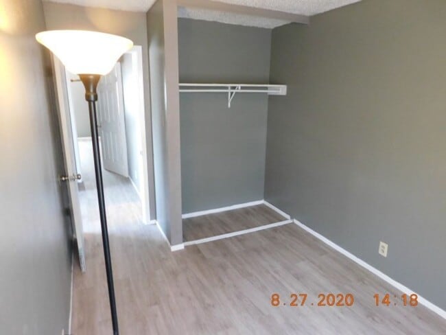 Building Photo - Nice 3 bedrooms, 2 full baths with half ba...