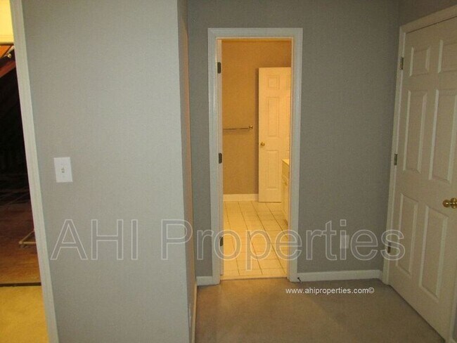 Building Photo - 6031 Rosemont Rd