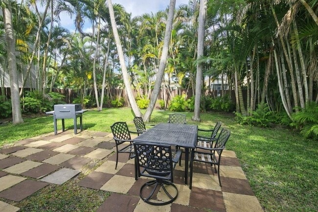 Building Photo - 1405 NE 17th St