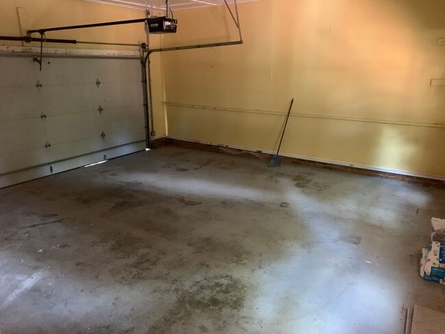 Building Photo - Beautiful Private Three Bedroom Home in So...