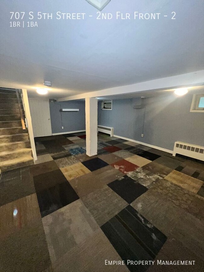 Building Photo - Available! 2nd floor: 1 Bedroom / 1 Bathro...