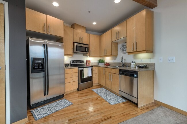Building Photo - Unique townhouse with attached garage!