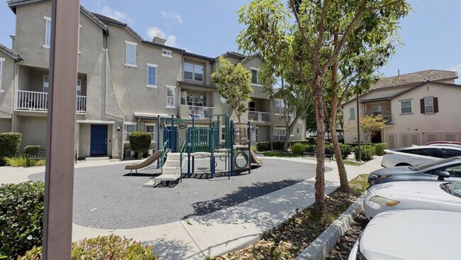 Building Photo - Beautiful Tri-Level 3BD/2BA Townhome in Greystone at Eastlake – Eastlake Chula Vista