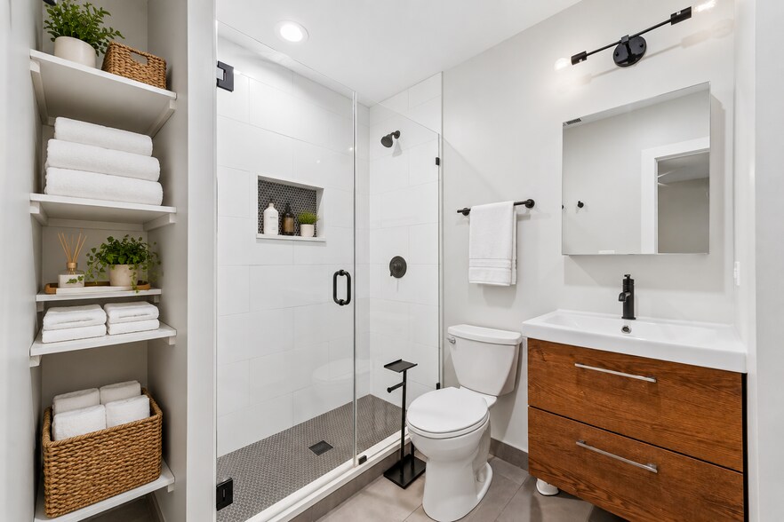 On-Suite Bathroom - 6453 N Bosworth Ave