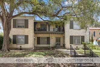 Building Photo - "Charming 2-Bedroom Retreat with Gleaming Hardwood Floors in Prime San Antonio Location!"