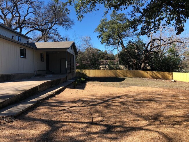 Building Photo - 3bed/1.5bath w/ Carport
