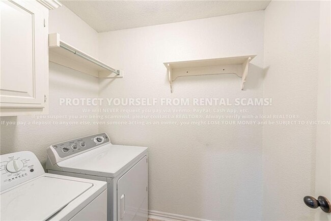 Building Photo - 1689 N Oakhaven Pl