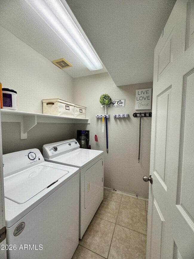 Building Photo - 1461 S Cholla Pl