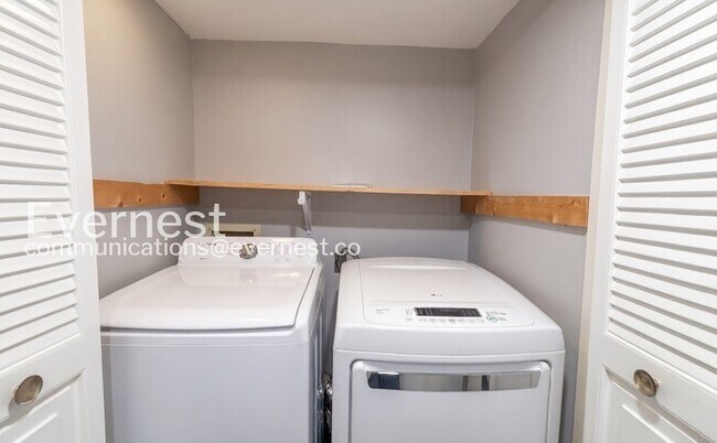 Building Photo - 2 Bed/2 Bath Condo with Modern Amenities / Available Now!