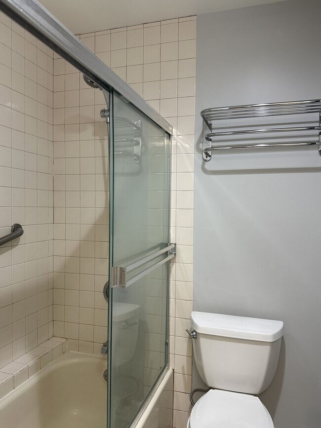 Building Photo - Furnished, Pet Friendly - Honolulu Park Pl...