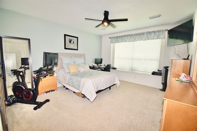 Building Photo - 10403 Village Lake Dr