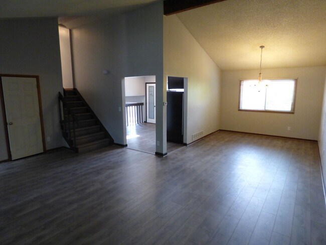 Building Photo - $0 DEPOSIT OPTION.  TRI-LEVEL HOME IN SE AURORA