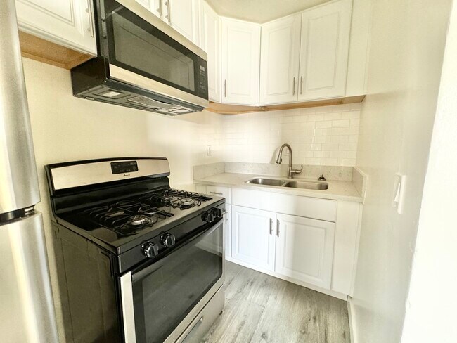 Building Photo - 510 W 87th St