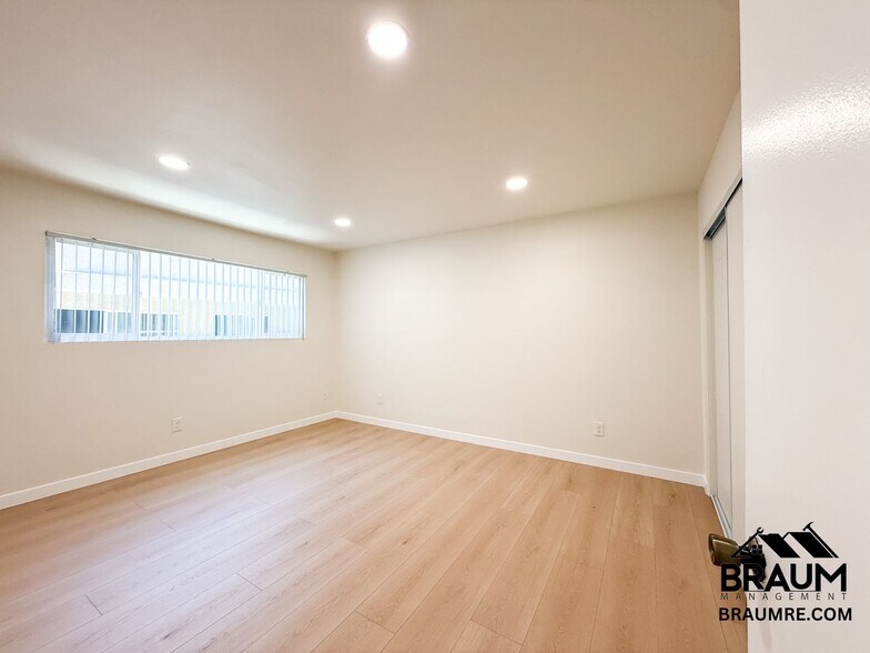 Building Photo - 15000 Burbank Blvd