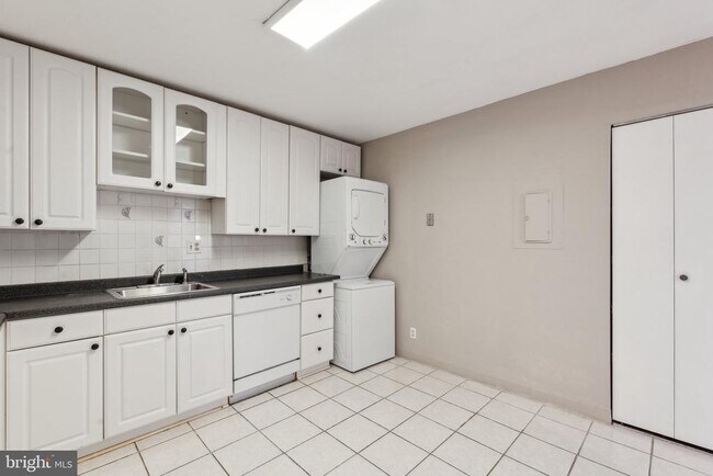 Building Photo - 8340 Greensboro Dr