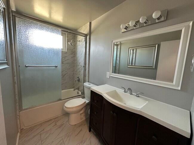 Building Photo - 1547 Saltair S Ave