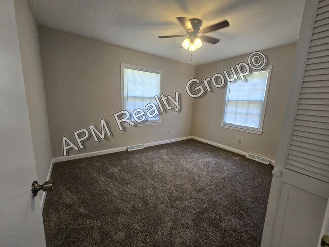 Building Photo - Spacious three bedroom West Columbia home