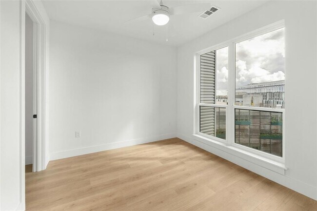 Building Photo - 1701 Simond Ave Ave